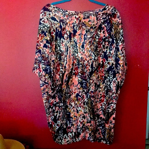 Multi-color top, great print! Goes with so many outfits - Picture 4 of 4